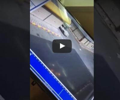 الشرطة السعودية تطيح بقائد سيارة في ظهر في مقطع فيديو وهو يقوم بهذا الفعل لامرأة (فيديو)