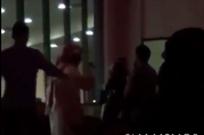بالفيديو: شاهد كيف اكتشفت سعودية خيانة زوجها لها مع فتاة في احد مطاعم جدة.. وماذا فعلت!