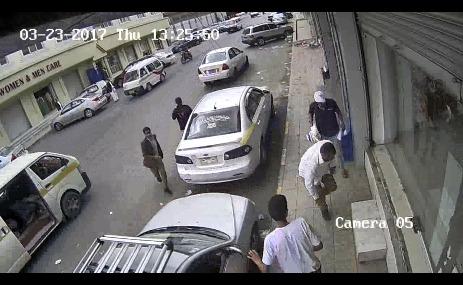 شاهد الفيديو الكامل لاخطر عملية سرقة بصنعاء بواسطة دراجات نارية واخرى تطلق الرصاص دفاعاً عنها