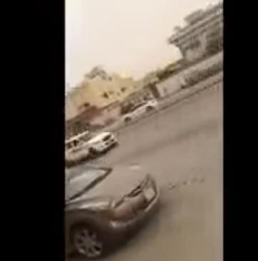 شاهد فيديو.. لحظة تحطم سيارة مفحط اصطدم بسيارة جيب في السعودية