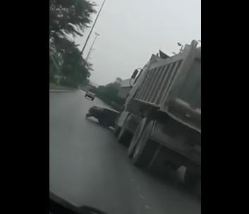 فيديو مفزع حدث بالرياض.. شاحنة تدفع سيارة عائلة بشكل جنوني وكاميرا ترصد الواقعة