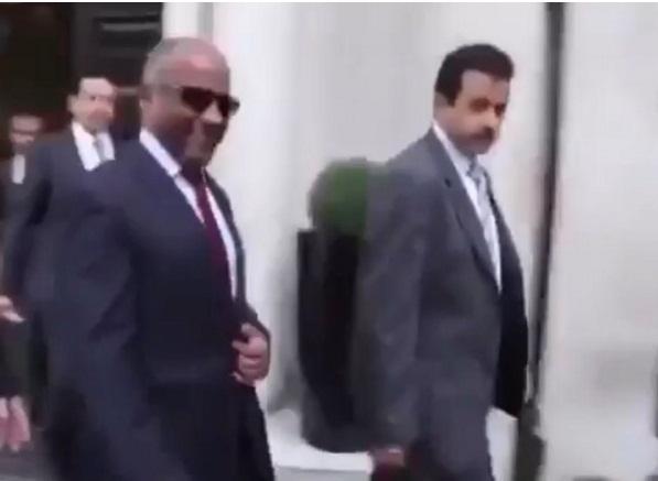 فيديو جديد للواء عسيري وهو يخرج من الندوة بابتسامة ساخرة من المعتدين بحماية من الشرطة البريطانية