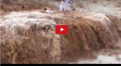 سعودي متهور يخاطر بحياته من اجل التقاط صورة سيلفي (فيديو)