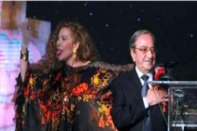 فضيحة للفنانة السورية رغدة.. سكرانة وترفع يدها بحركات غير أخلاقية خلف دريد لحّام!