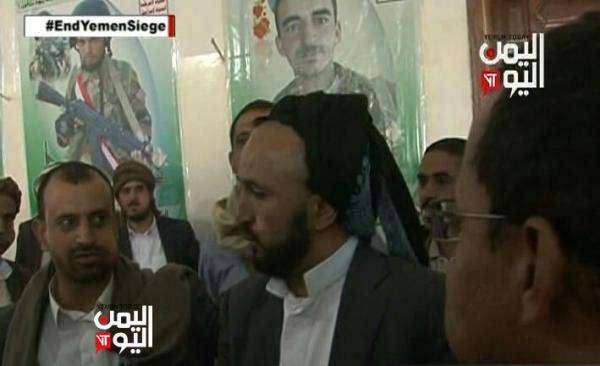 نجل الرئيس السابق صالح يقدم واجب العزاء في وفاة رجل الاعمال "الحثيلي" (صورة)