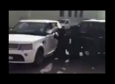 شاهد بالفيديو.. سعودي يتحرش بفتاة فيمزق عبائتها