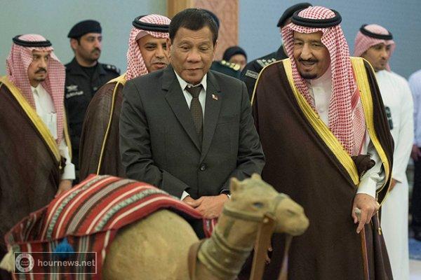 شاهد.. مالذي أدهش رئيس الفلبين داخل منزل الملك سلمان بالسعودية؟