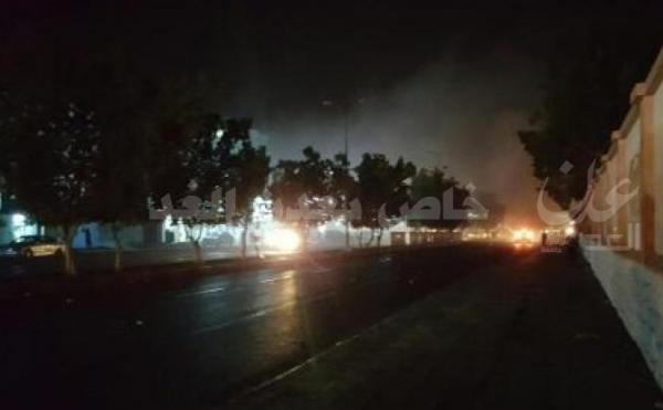 تجدد الاحتجاجات بعدن ومحتجون يغلقون طرقات ومحلات تجارية بالشيخ عثمان(صورة)