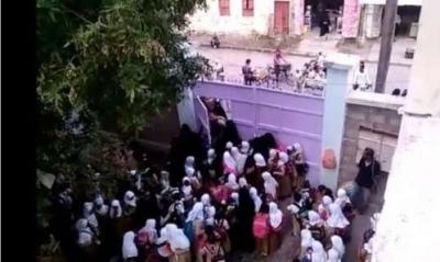 لجنة برلمانية تزور مدرسة في العاصمة صنعاء أغلقت بسبب اقتحامها من قبل مسلحين والاعتداء على طالبات (تفاصيل جديدة)