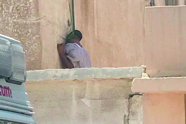 بحبل بلغ طوله 5 أمتار.. إنتحار مقيم عربي شنقاً على واجهة بناية سكنية بالقطيف