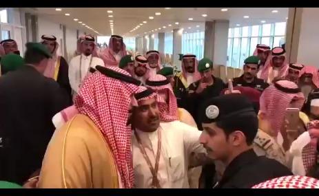 فيديو تعرف على الامير محمد بن سلمان عن قرب .. ولماذا نهر حارسه الشخصي