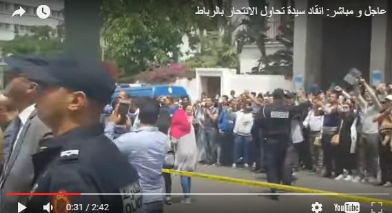 شاهد.. عجوز مغربية تحاول الانتحار من أعلى برج.. وتصفيق المتجمهرين يقنعها بالنزول !