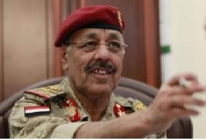 في اول تعليق له.. علي محسن الأحمر يهاجم مؤتمر حضرموت الجامع ويصف مخرجاته بالانقلاب