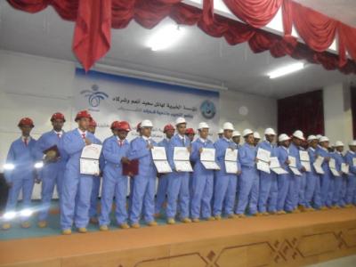 بحضور وكيل وزارة التعليم العالي احتفلت المؤسسة الخيرية لهائل سعيد أنعم وشركاه بتخرج الدفعتين الأولى والثانية ( تمديدات كهربائية و مساحة وطرقات ) من برنامج التدريب وتنمية قدرات الشباب.