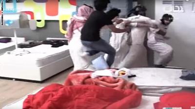شاهد بالفيديو " توأم سعوديان يتضاربان على الهواء مباشرة بقناة بداية السعودية