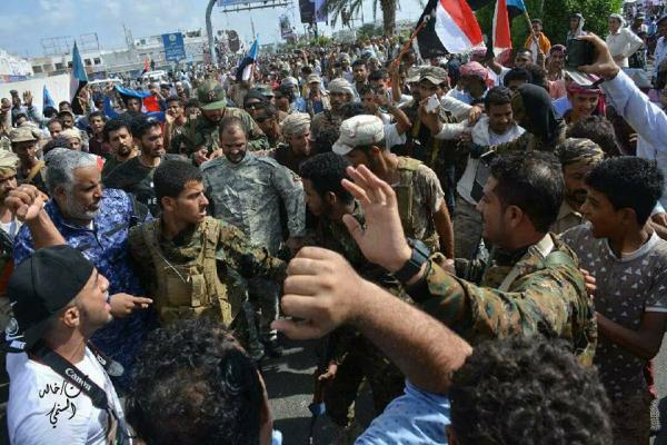 شاهد أولى صور وصول شلال شائع إلى ساحة العروض بعدن