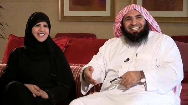 دكتور سعودي يبيح الغناء والاختلاط ويثير الرأي العام السعودي بآراءه ويظهر على قناة العربية مع زوجته (مقابلة)