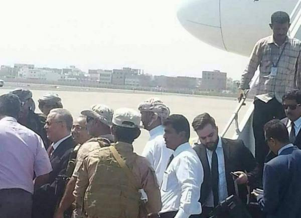 مصادر: اجانب وصلوا إلى مطار عدن الدولي برفقة محافظ عدن الجديد «المفلحي» (صورة)