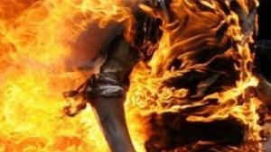 مأرب: جندي في الجيش الموالي لهادي يحرق نفسه بالبنزين.. والسبب!