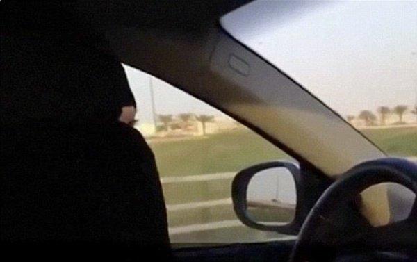 طالبة جامعية سعودية تقود حافلة وتنقذ "السائق" بعد تعرضه للإغماء