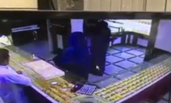 شاهد بالفيديو عملية السطو المسلح في ضباء السعودية التي تسببت بمقتل رجل امن وإصابة عامل يمني