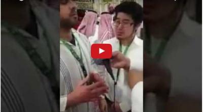 شاهد فيديو.. رد فعل ياباني من داخل الروضة الشريفة عقب إسلامه