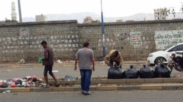 ناشط بصنعاء يطلق حملة "ساهم ولو بكيس" من اجل رفع القمامات المتكدسة بالشوارع والحارات