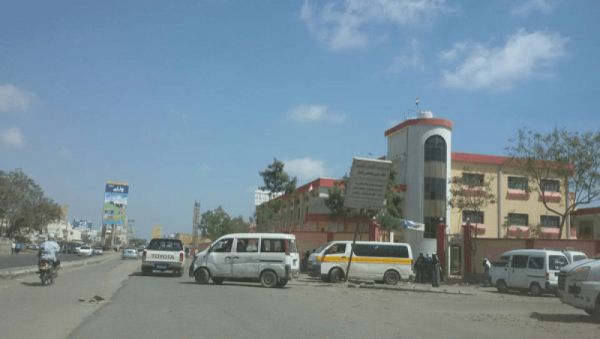 قوة امنية تداهم منزل مسؤول عسكري كبير في عدن وتعتقل نجله