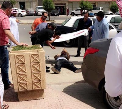 شاهد.. سرقة أموال مقيم وإطلاق النار عليه أمام بنك في الرياض (فيديو)
