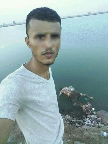 شاهد منظر غير أخلاقي من عدن - شاب يلتقط سيلفي مع جثة