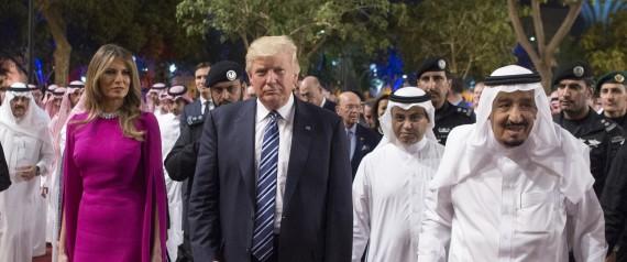 شاهد ترامب وميلانيا يقفان مذهولين أمام الحرم المكي.. استغرقا طويلاً في تأمله وطرحا أسئلةً على الملك سلمان