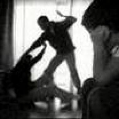 في اليوم العاشر من رمضان شاب يضرب والدته ويسحبها للشارع ويطعنها بجنبيته في صنعاء