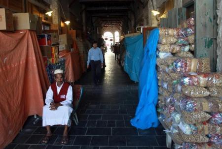 مسؤول قطري يكشف: الحبوب بالسوق تكفي لأربعة اسابيع فقط.. ومحادثات مع تركيا وإيران لإمدادها بالأغذية والماء