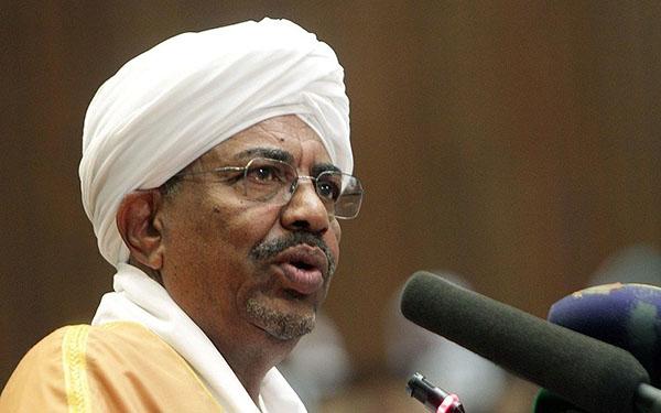 عمر البشير يقيل مدير مكتبه ويمنعه من السفر إلى السعودية ويقوده لجهة مجهولة