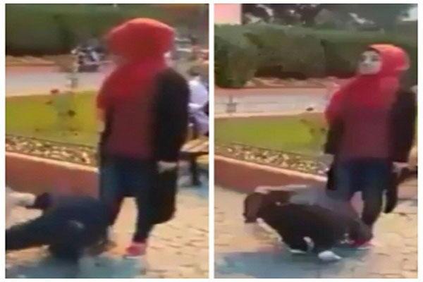 فيديو: فتاة سورية تجبر شابين على تقبيل قدميها بكل ذل وإهانة في تركيا.. لهذا السبب!