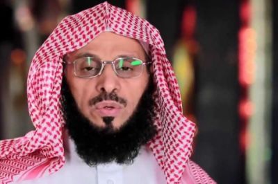 شاهد إلى جانب من يقف الداعية عائض القرني في اول تغريدة له بشأن أزمة السعودية مع قطر