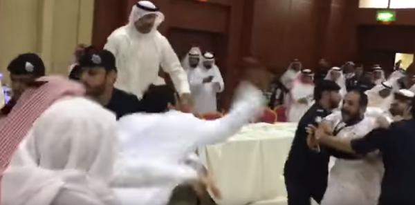 عراك بالايدي بين وفد قطري وسعودي في الكويت (شاهد)