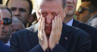 الرئيس التركي رجب طيب أردوغان يبكي خلال افطار جماعي في اسطنبول.. شاهد لماذا؟