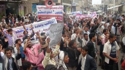 يتقدمهم أمين عام المجلس المحلي بالمديرية إب ..وقفتان احتاجاجيتان لأبناء السبرة الأولى تطالب بإقالة مدير المديرية والثانية بإقالة مدير المركز التعليمي بالمديرية