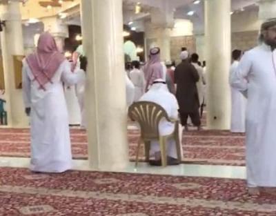 بالفيديو: سعودي يعتدي على خطيب جامع الأمير سلطان في الرياض ويصرخ “سافجر”