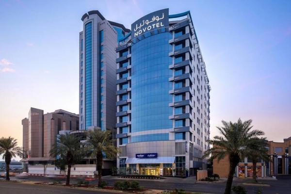 السعودية تحتجز ثلاثة مسؤولين يمنيين وتضعهم تحت الإقامة الجبرية بعد سحب جوازات سفرهم