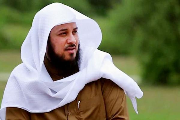 العريفي ينشر صورة لـ” حجاب الزينة المحرم “