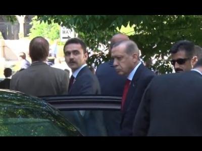 شاهد بالفيديو.. شخص يعترض موكب أردوغان في هامبورغ ويصرخ “رئيس.. رئيس” وهذا ما حصل