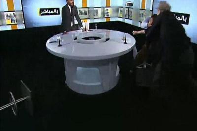بالفيديو: استوديو تلفزيون عربي يتحول لحلبة مصارعة بين ضيفين حتى سال الدم.. على الهواء مباشرة (شاهد)