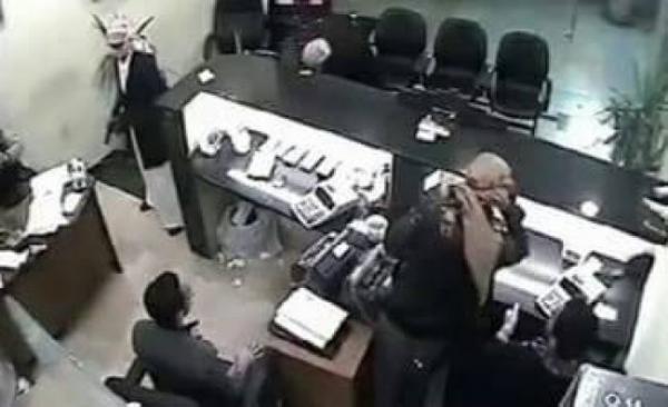 شاهد بالصور: عملية السطو المسلح على البنك الأهلي في عدن (لحظة دخول المهاجمين)