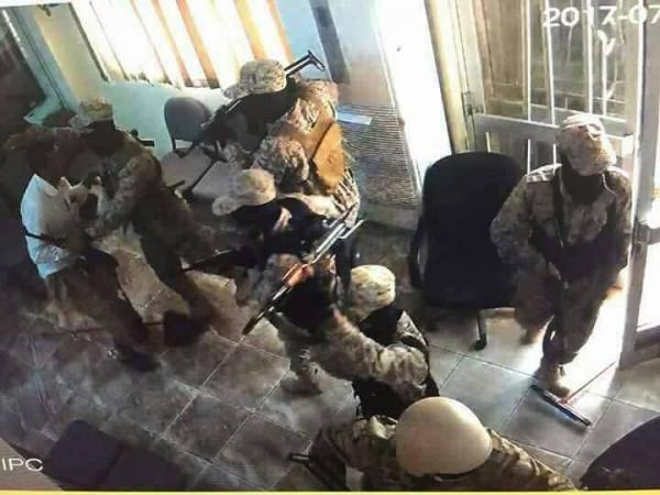 شاهد صور واضحة لعملية السطو على البنك الأهلي في عدن امس الخميس