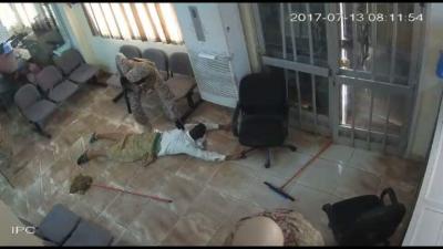 الصحفي الجنوبي "بن لزرق" يفضح السلطات في عدن ويكشف عدد المعسكرات والمليشيات في عدن.. وكيف غابوا عن حادثة البنك الاهلي