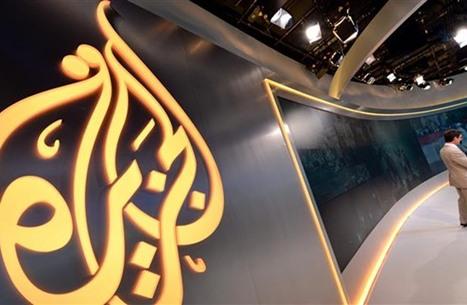 مذيع بالجزيرة يهدد دول الحصار بـ"صناديق نووية" ويكشف عنها !!