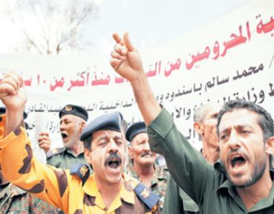 قائد القوات الجوية يشترط إقالة اللواء الأحمر لإنهاء تمرده العسكري