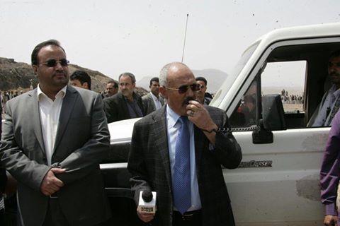 شاهد بالفيديو.. صالح يفاجئ الجميع بظهوره وسط اكبر حشد مسلحين بمعسكر الملصي بصنعاء إلى جانب الصماد وطارق صالح